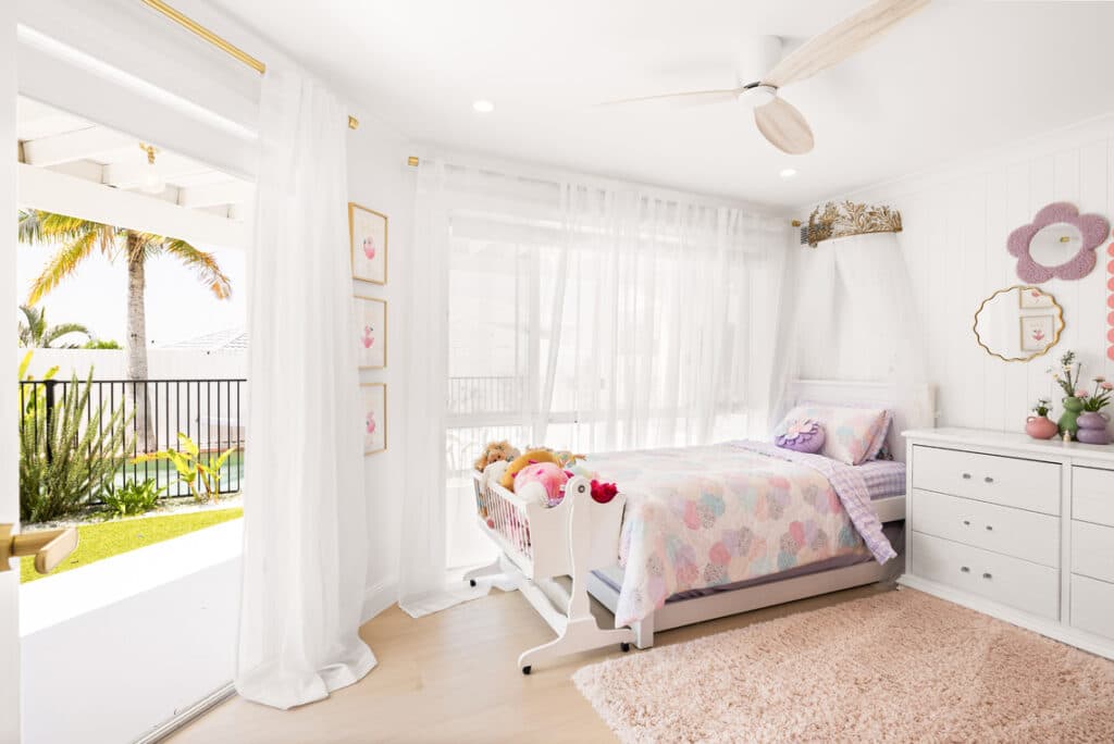 pink accents in the kids bedroom